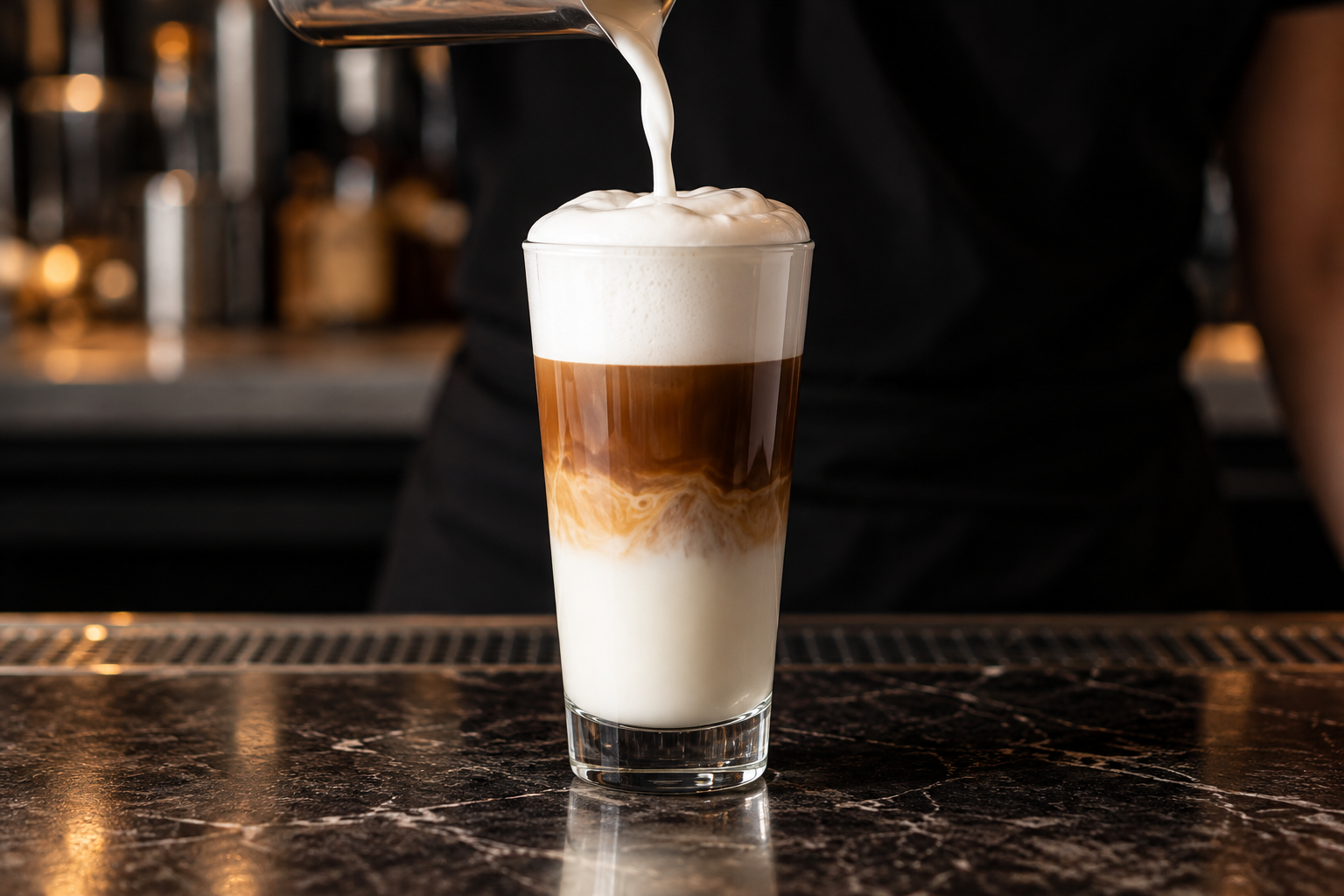 Cremiger Latte Macchiato wird im Café zubereitet